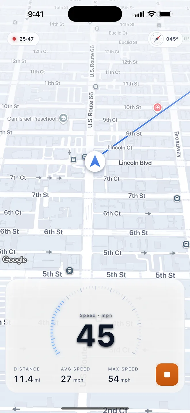 DashLog zeichnet eine Fahrt auf und zeigt die Live-Route auf der Karte mit Tempo und Distanz